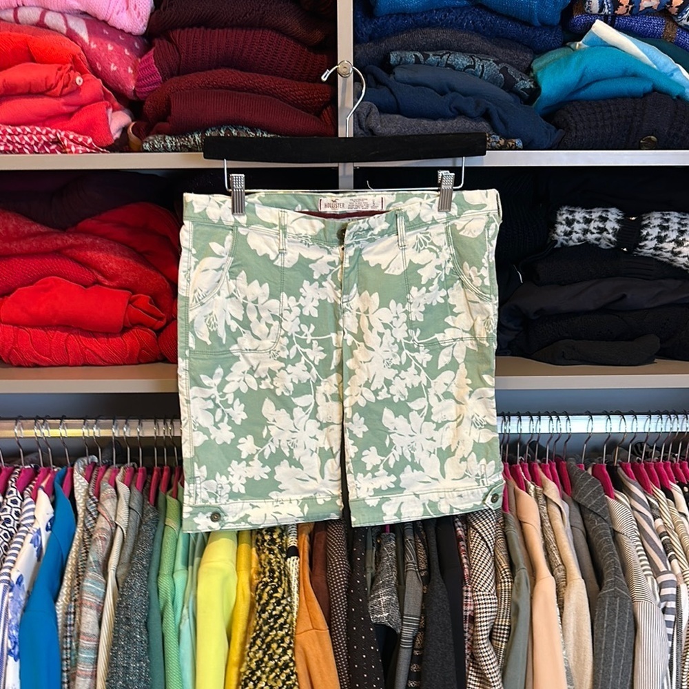 Hollister sage and white floral print Bermuda shorts size 5